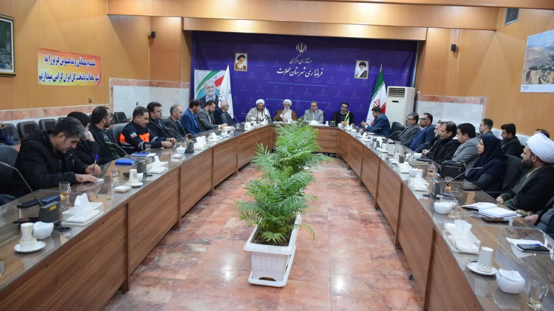 جلسه شورای اداری شهرستان محلات به ریاست حسن خزائی‌پور فرماندار شهرستان و با حضور ائمه جمعه شهرهای محلات و نیم‌ور و اعضای شورای اداری شهرستان محلات در فرمانداری این شهرستان برگزار شد.