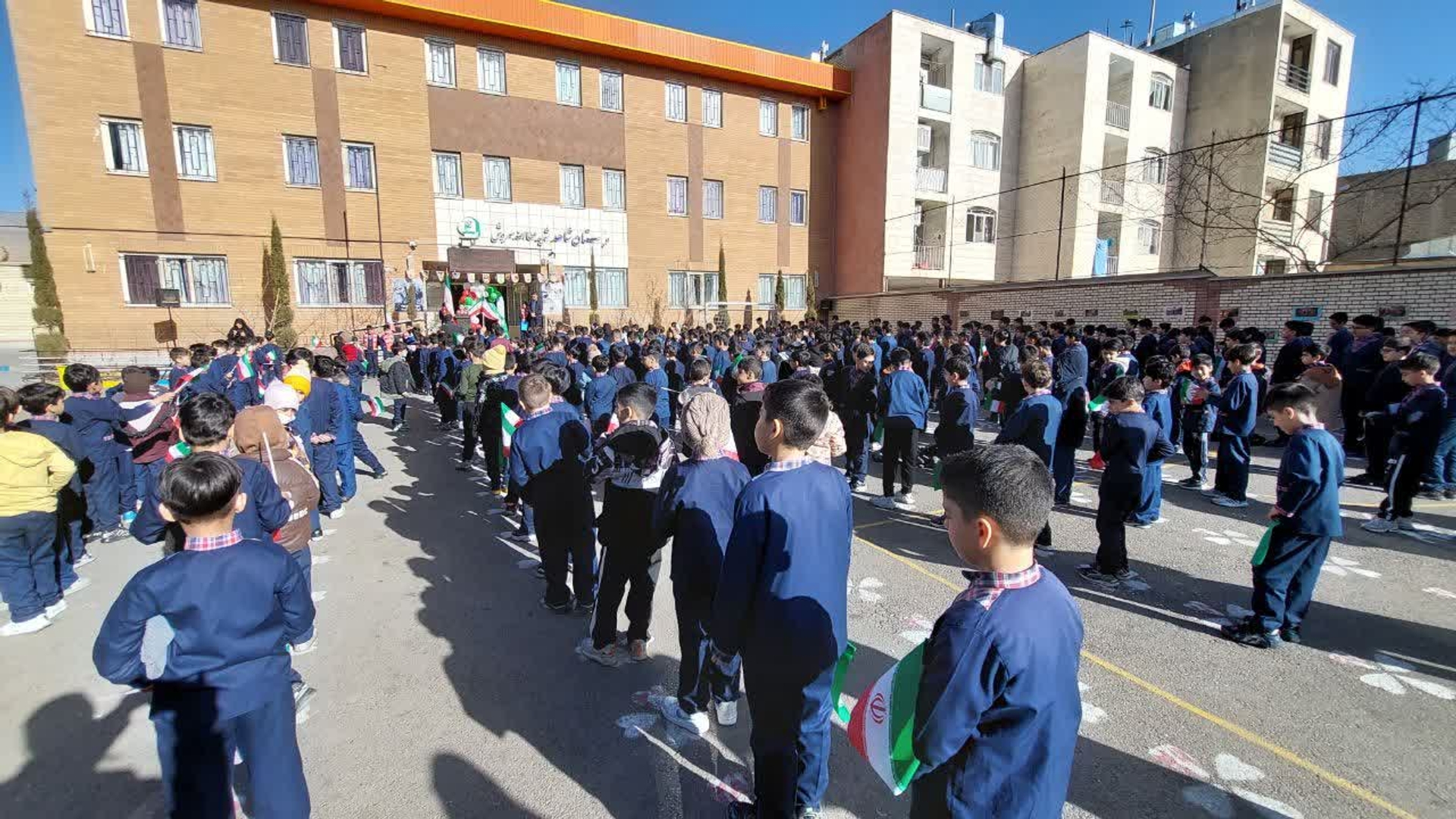 زنگ انقلاب اسلامی در مدارس شهرستان  محلات نواخته شد.