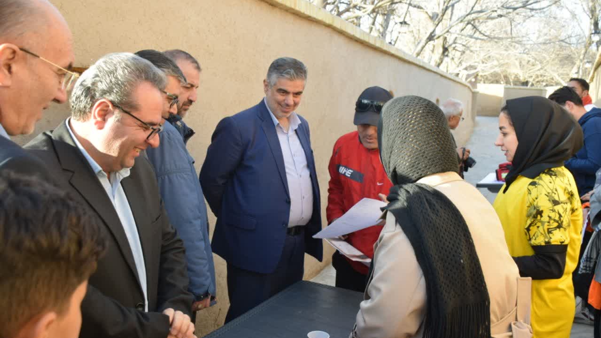 همزمان با حضور استاندار مرکزی در منطقه پولگان محلات، یک دوره مسابقات ورزشی خانوادگی برگزار شد.