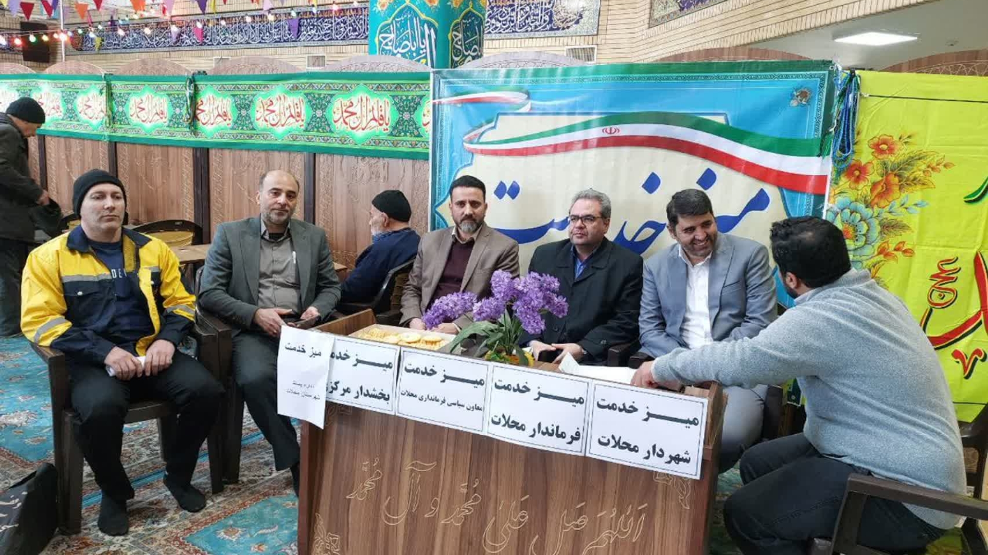 برپایی میز خدمت مسئولان شهرستان محلات در نماز جمعه
