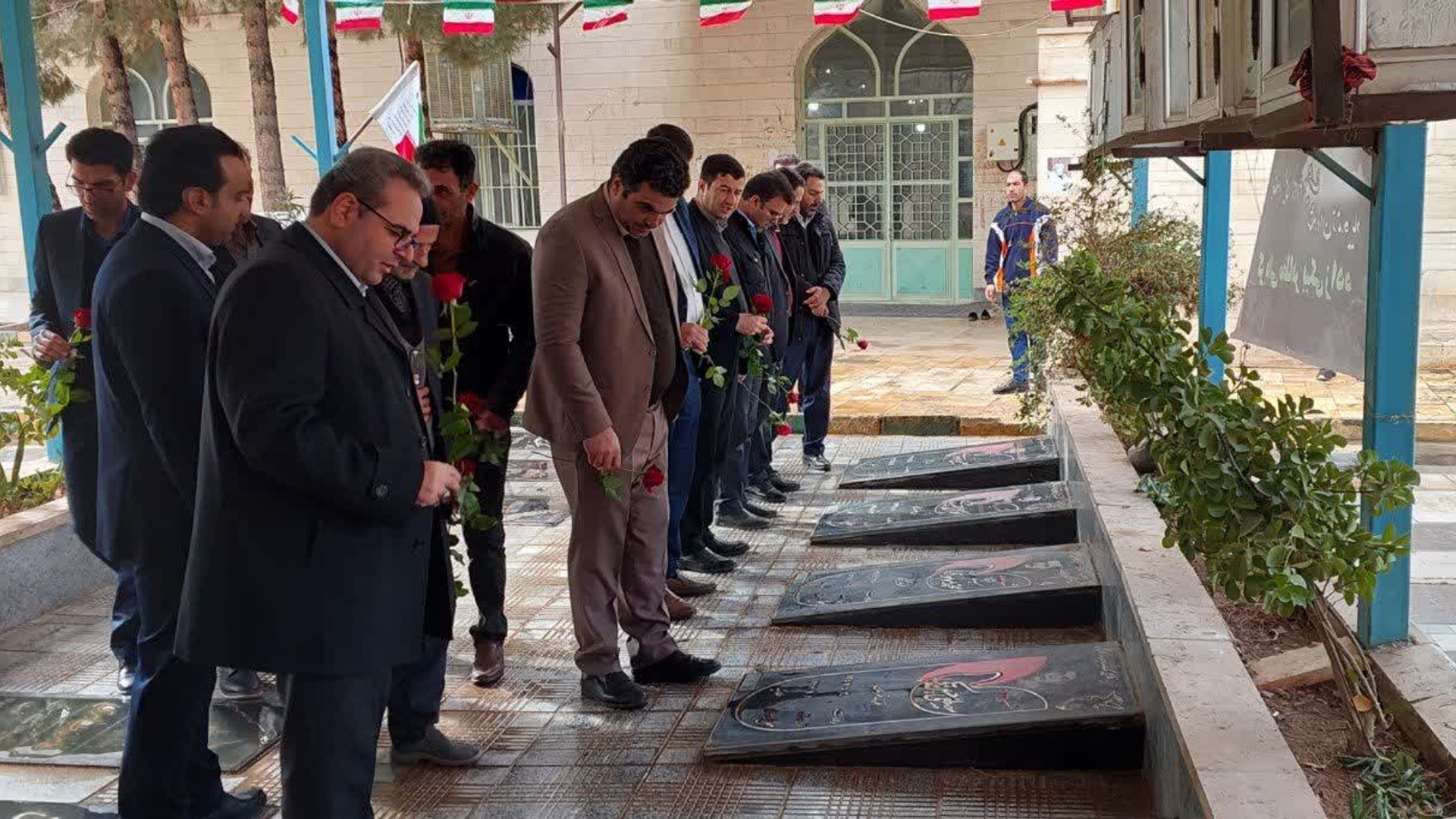 هم‌زمان با ایام‌الله دهه مبارک فجر، آیین گلباران قبور مطهر شهدای والامقام روستای نخجیروان با حضور مسئولان و جمعی از مردم برگزار شد.