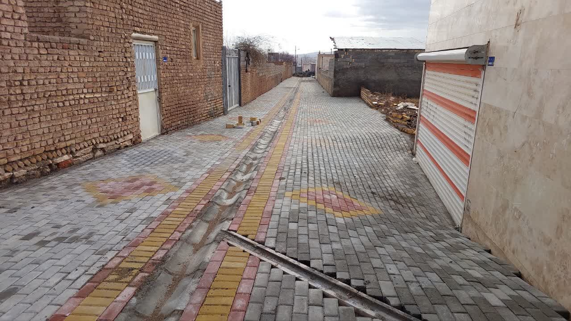 دهیار روستای نخجیروان از آغاز عملیات اجرایی پروژه سنگفرش معابر این روستا خبر داد.