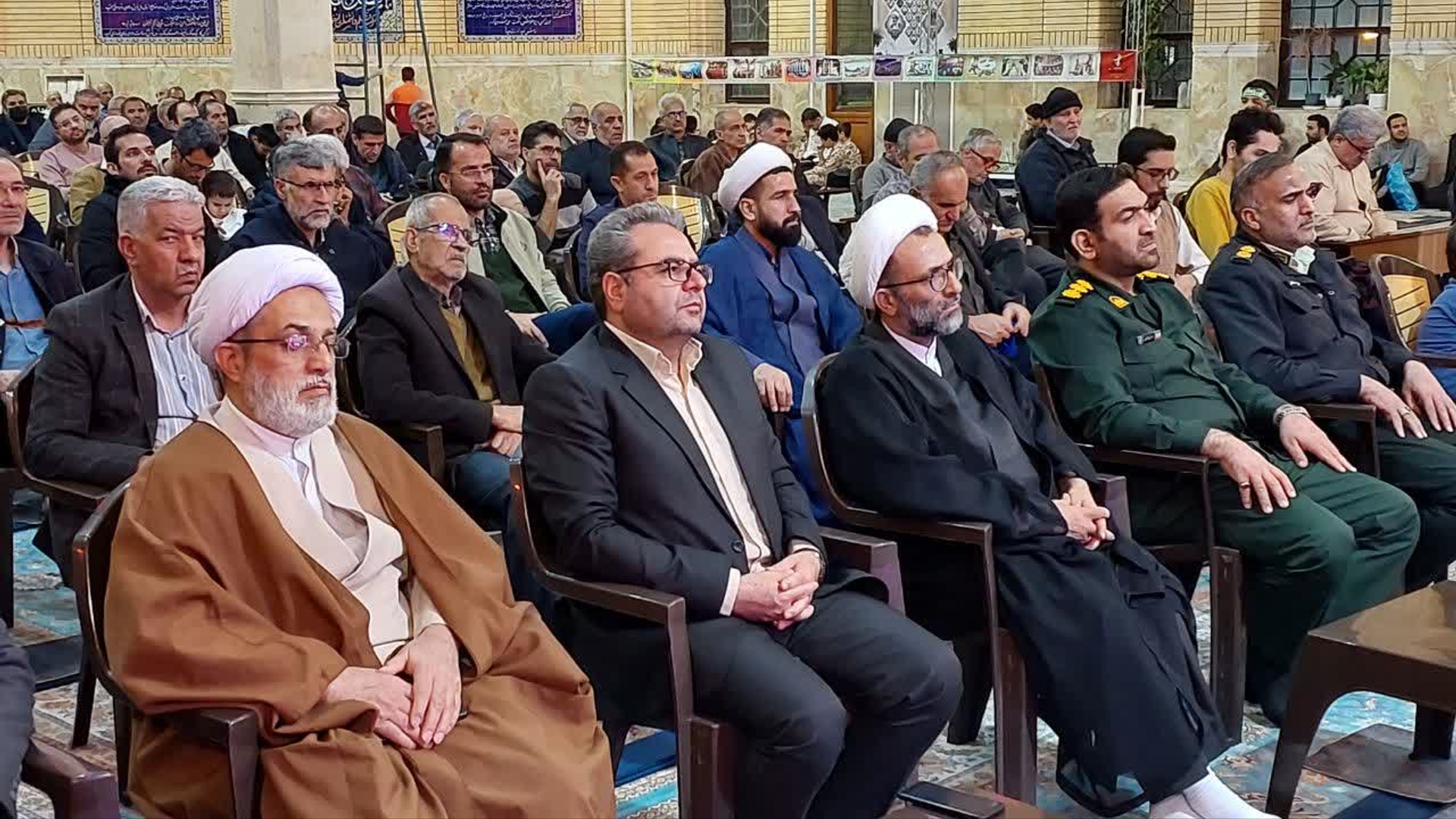 به مناسبت ایام‌الله دهه فجر جشن انقلاب اسلامی در مسجدالقائم (عج) شهر محلات با حضور مسئولین و اقشار مختلف مردم برگزار شد
