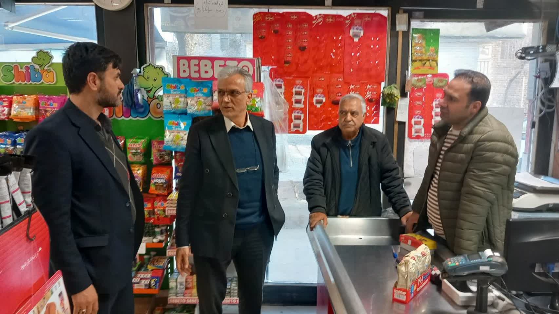 بازدید سرزده فرماندار زرندیه از فروشگاه‌های عرضه کالاهای اساسی در مأمونیه و زاویه
