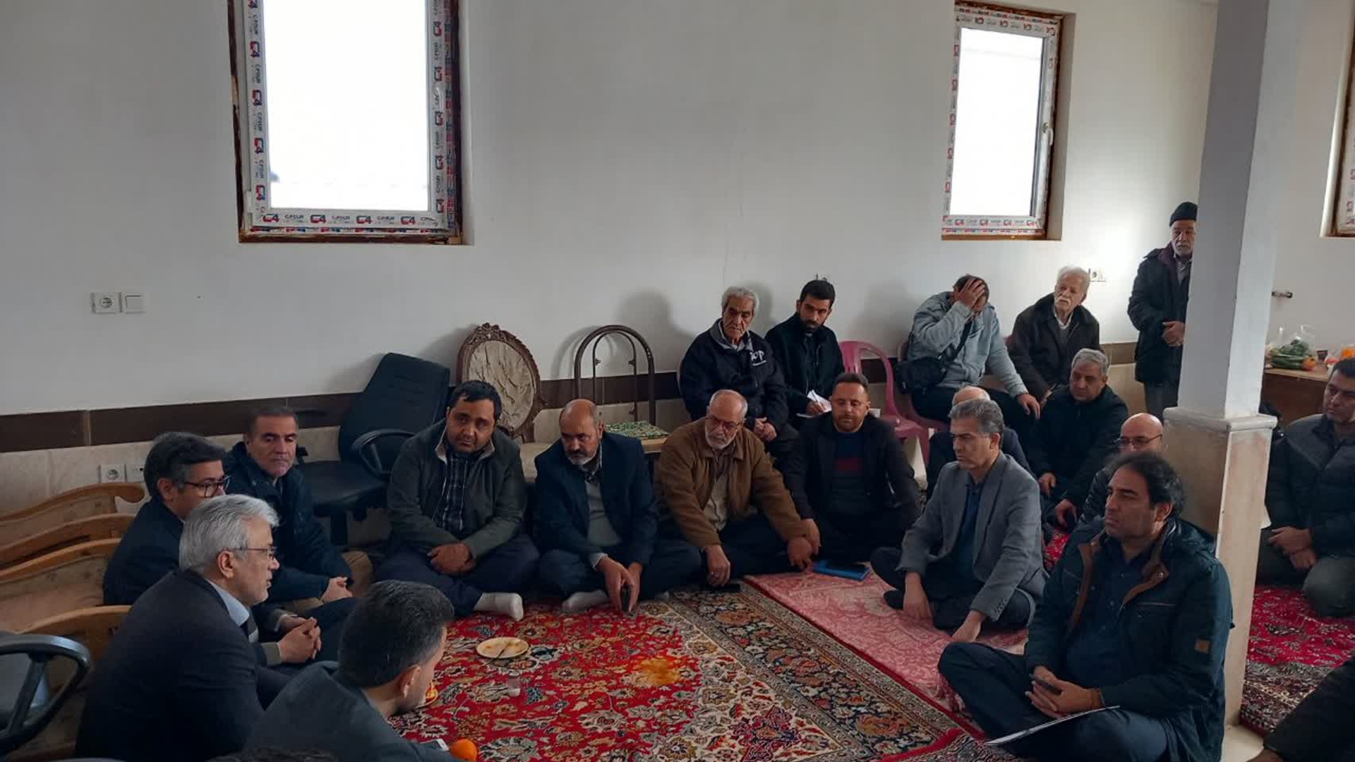 بازدید مسئولان شهرستان زرندیه از روستای فیض‌آباد برای بررسی مشکلات اهالی