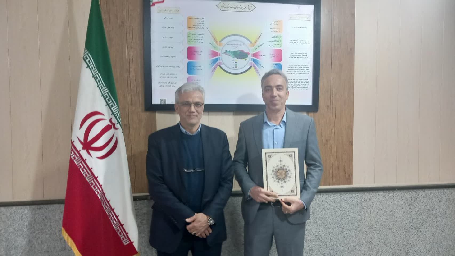 مهدی احمدی فرماندار زرندیه، مشاوران افتخاری امور دهیاری‌ها و بانوان را منصوب کرد