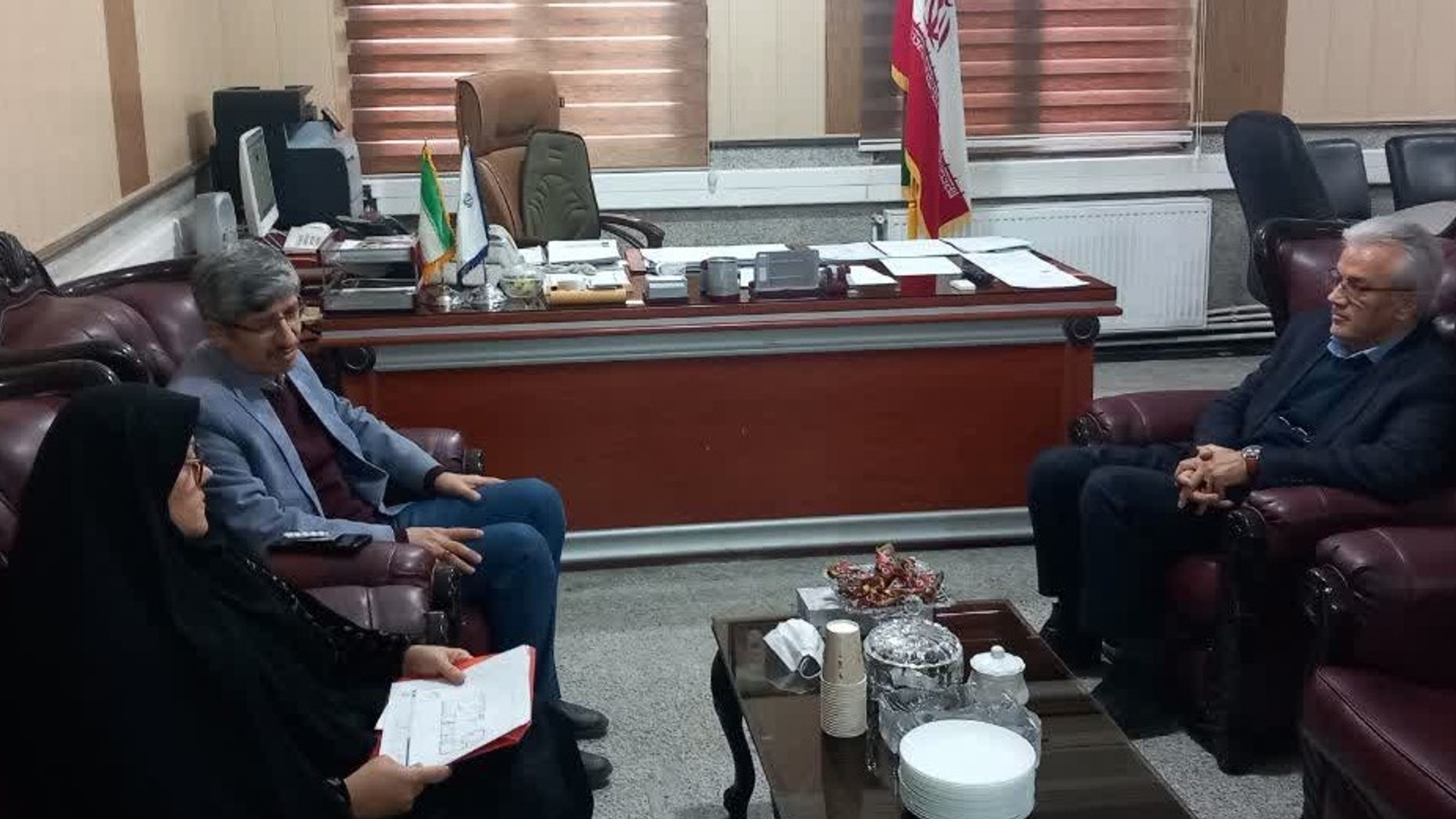 توافق برای توسعه مرکز خونگیری شهرستان زرندیه در جلسه با فرماندار