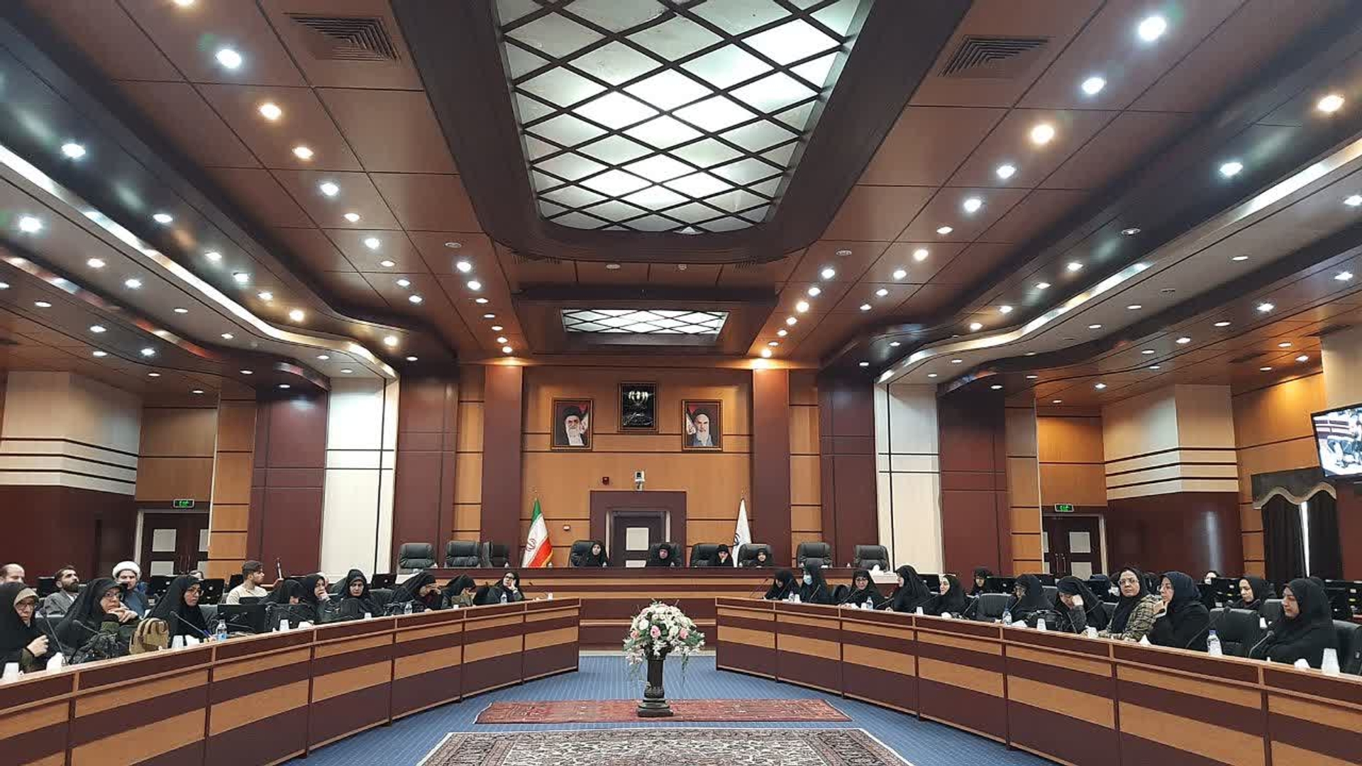 نشست تبیینی با موضوع راهبرد دشمن در میدان و رسانه با محوریت اغتشاشات ۱۴۰۴  به ریاست مفتح زاده مدیر کل امور زنان وخانواده ، باسخنرانی محمد لسانی مدرس کشوری  در حوزه سواد رسانه و با حضور مشاورین امور بانوان دستگاههای اجرایی ،جمعی از خواهران بسیجی ،کنشگران فعال فرهنگی و‌ اجتماعی واعضای ستاد مردمی جمعیت استان در محل استانداری برگزار  شد .

🗓چهارشنبه ۱ بهمن ۱۴۰۴