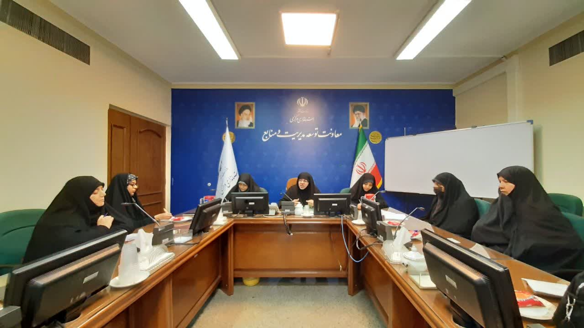 نهمین جلسه هم اندیشی ومشاوره ای باحضورنمایندگان دانش آموزی و دانشجویی در خصوص اقدامات ستادی واجرایی کمیته بانوان کنگره ۶۲۰۰شهید استان به ریاست مفتح زاده مدیرکل امور زنان وخانواده استانداری مرکزی برگزارگردید.

 درنتیجه این جلسه، مقررگردید گروه هم اندیشی نوجوانان وجوانان با حضور هیئت اندیشه ورزی دختران نوجوان وجوان دفتر اموربانوان و راهبران گروههای فعال اجتماعی فرهنگی دانش آموزی ودانشجویی باقید فوریت تشکیل شود.

🗓دوشنبه ۲۲ دی ۱۴۰۴