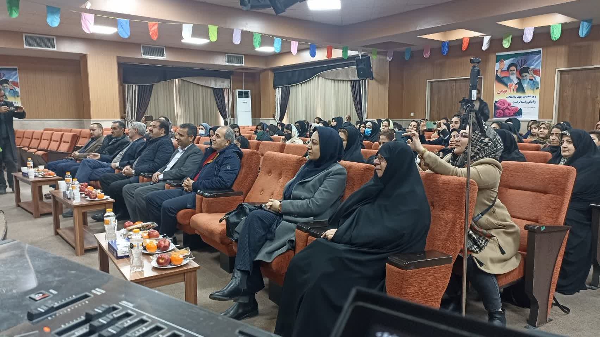 با حضور مفتح زاده مدیرکل اموربانوان وخانواده مراسم جشن پیروزی انقلاب اسلامی به همت کمیته امداد به عنوان مسئول کمیته همیاری سازمان های حمایتی استان مرکزی در سالن اجتماعات آیت‌الله اراکی، برگزار شد.