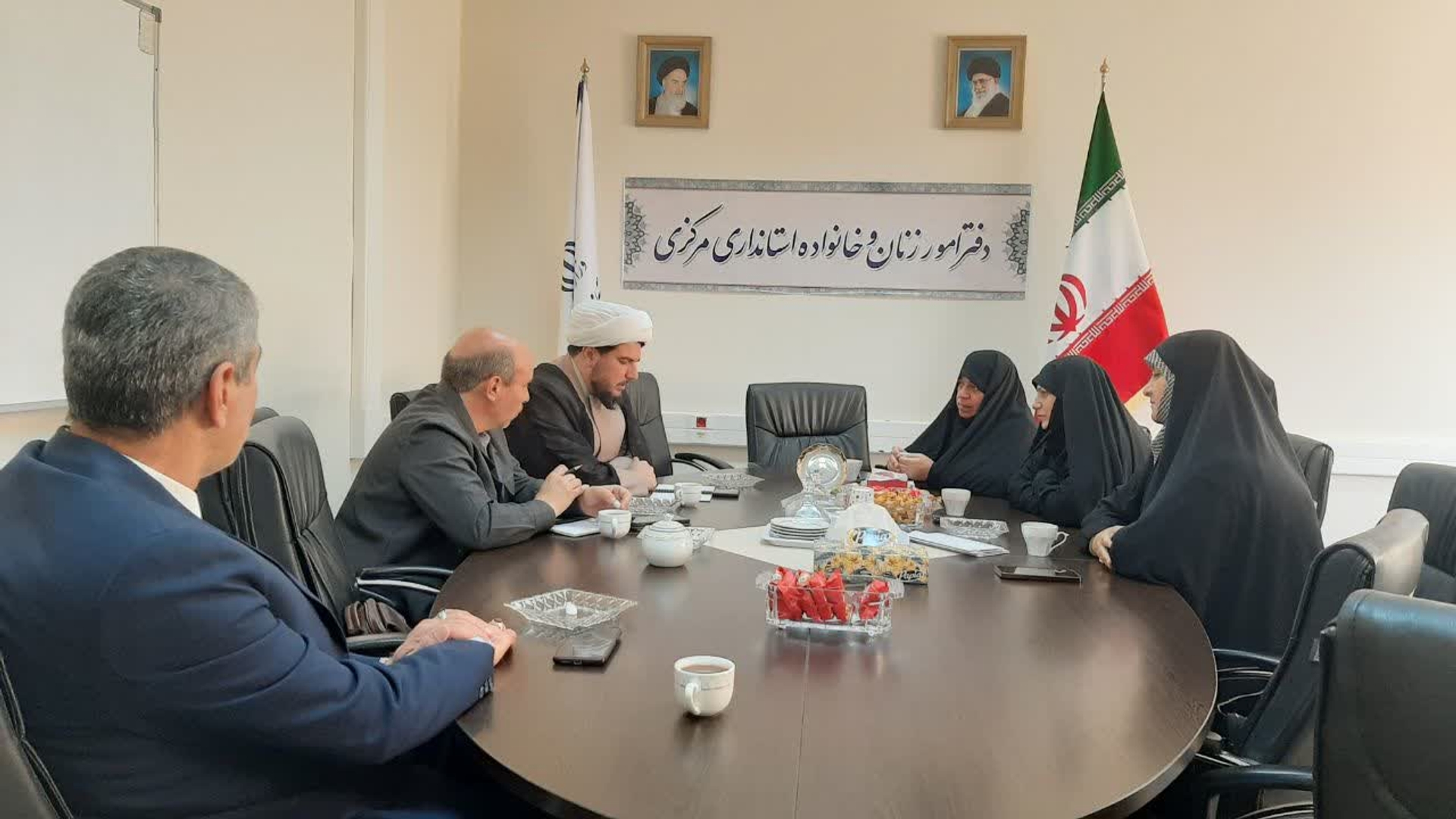 جلسه هم اندیشی ستاد مردمی جمعیت استان به ریاست مفتح زاده مدیر کل امور زنان وخانواده استانداری با حضور حجت الاسلام غریبی رئیس ستاد مردمی جمعیت استان  و سایر اعضا در محل دفتر تشکیل شد .

شنبه ۲۵ بهمن ۱۴۰۴