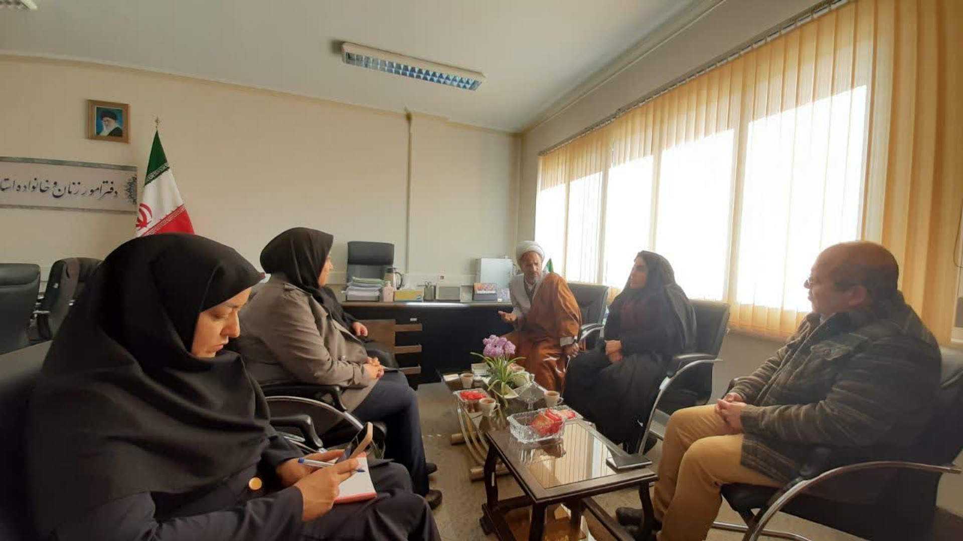 به ریاست مفتح زاده مدیر کل امور زنان وخانواده استانداری مرکزی نشست هم اندیشی  هماهنگی وبرنامه ریزی برگزاری بزرگداشت خانم فهیمه محبی انجدانی مدیر واژه نامه تشیع و مادر شهید سعید محبی با حضور آقای گودرزی مدیرکل کتابخانه های عمومی استان و حجت الاسلام  مرادی و کارشناس دفتر تشکیل شد.

🗓شنبه ۱۱ بهمن