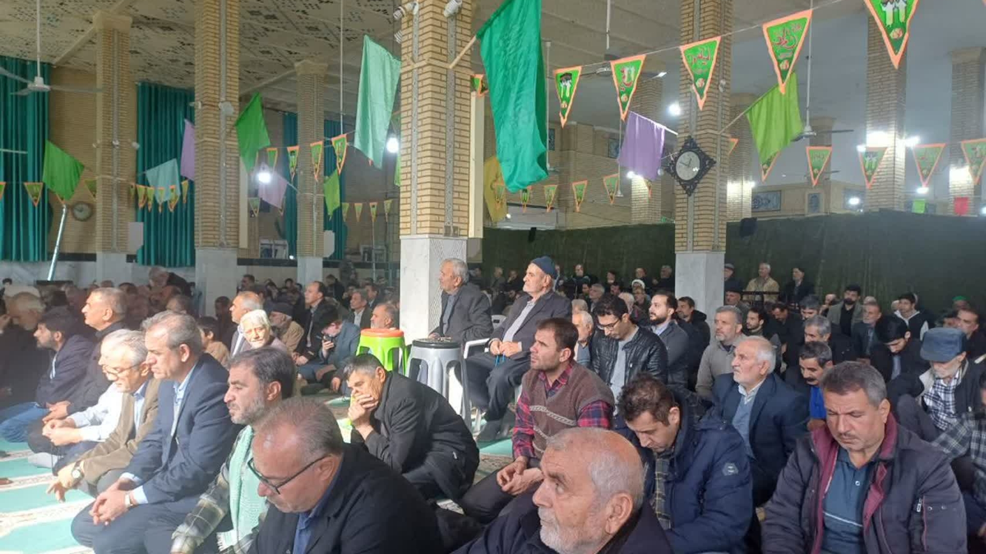 حضور فرماندار شهرستان زرندیه در میز خدمت نماز جمعه مأمونیه