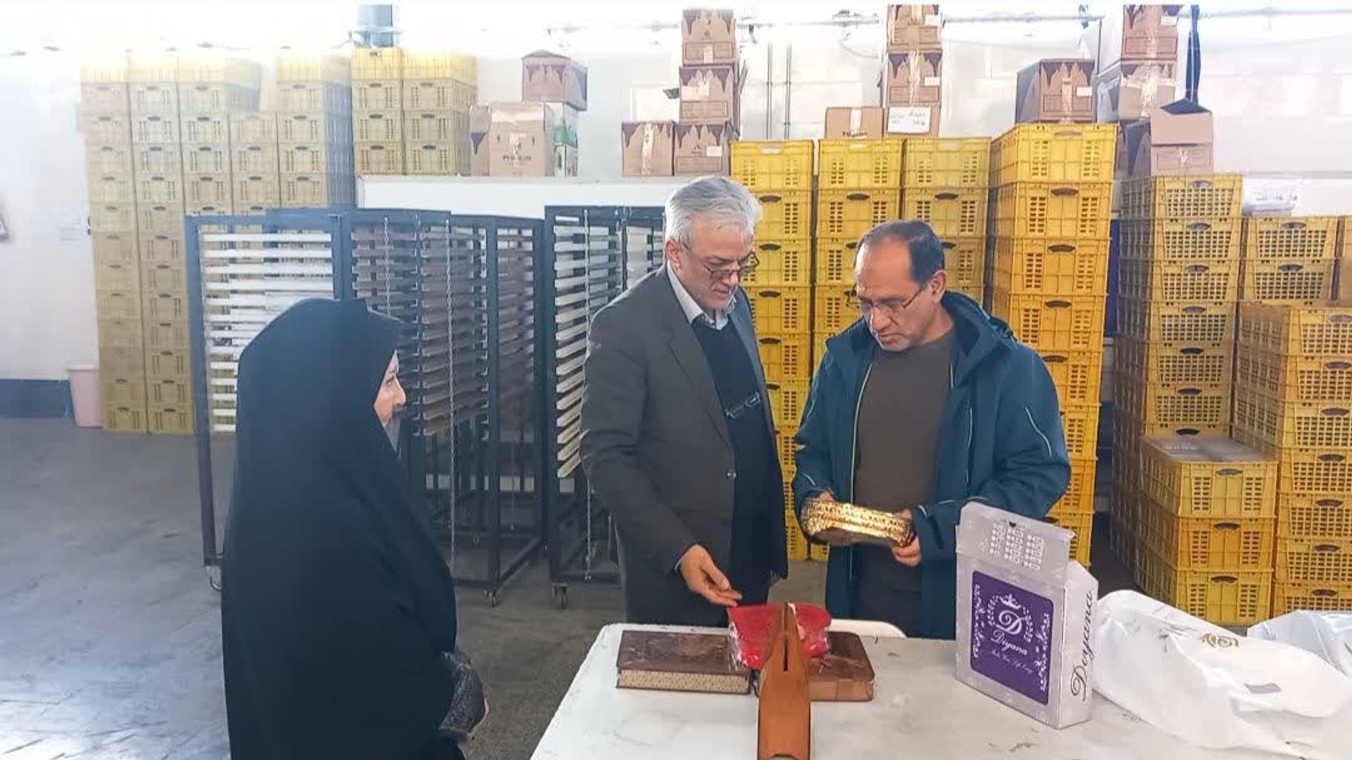 بازدید فرماندار شهرستان زرندیه از شرکت آذران شکلات پورمند