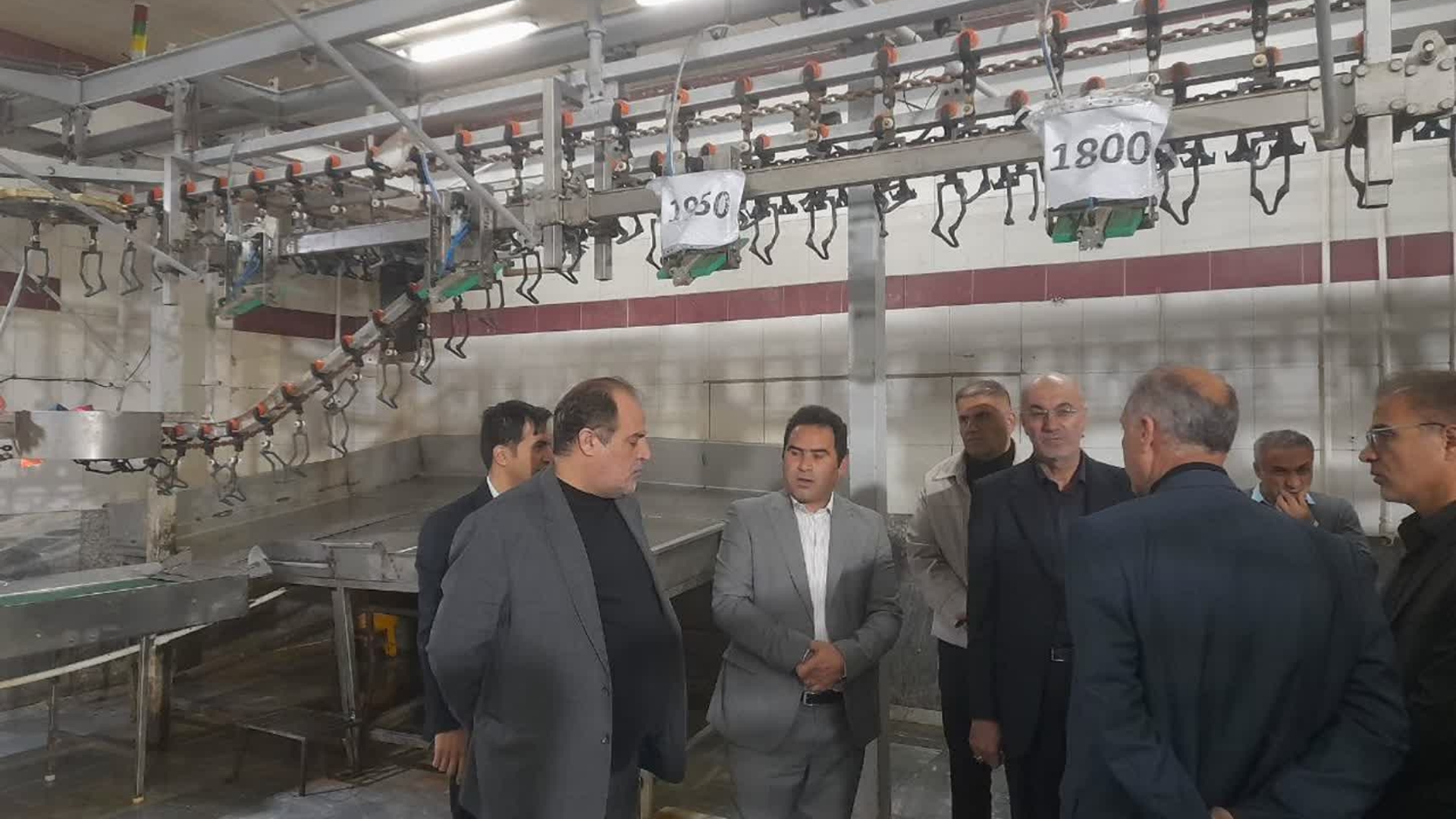 بازدید دکتر آقاعلیخانی معاون امور اقتصادی و توسعه منطقه‌ای استانداری مرکزی و دکتر حسینی معاون استاندار و فرماندار ویژه شهرستان ساوه ، کتان فروش مدیرکل جهادکشاورزی استان مرکزی و جمعی از مسئولین از شرکت زر ماکیان کشتارگاه مرغ شهر ساوه