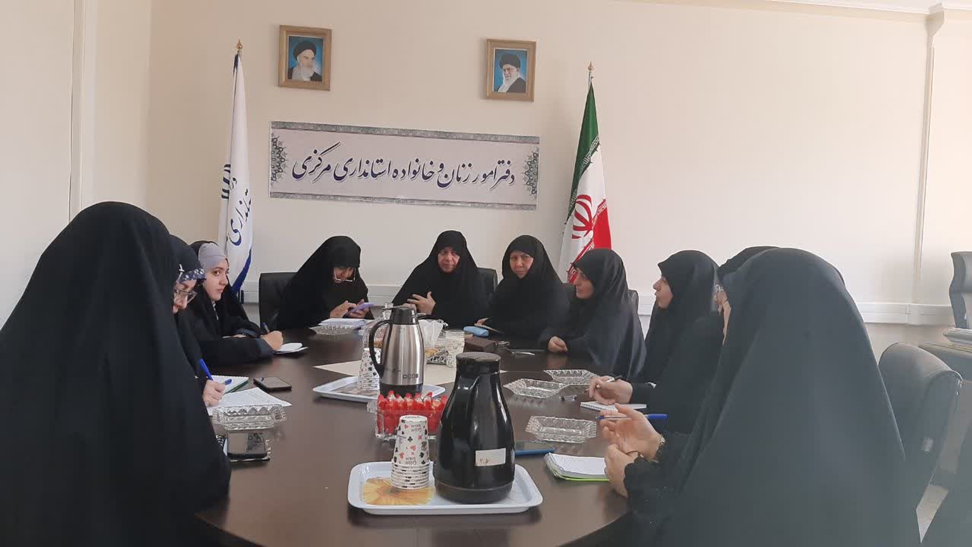چهارمین جلسه کمیته نوجوانان وجوانان  ستادپشتیبانی بانوان مرکزی از دفاع مقدس ومقاومت به ریاست مفتح زاده مدیر کل امور زنان وخانواده استانداری با محوریت برنامه ریزی اجتماع دختران در آستانه میلاد باسعادت حضرت معصومه سلام الله علیها  برگزار شد.