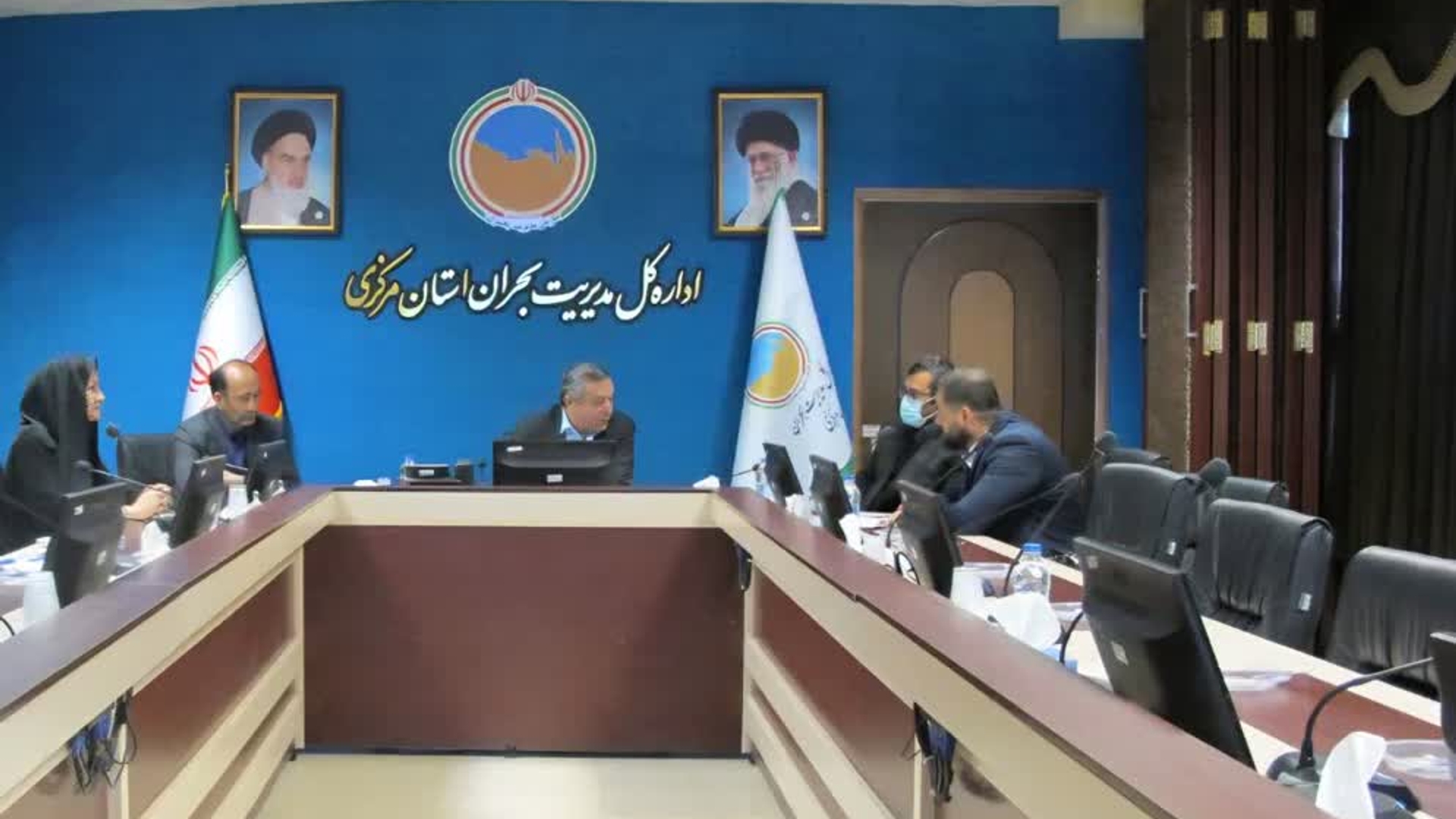 بازدید بازرسین ویژه رئیس جمهور از استان مرکزی و اداره کل مدیریت بحران

 بازرسین ویژه رئیس جمهور محترم با حضور در استان مرکزی و  اداره کل مدیریت بحران، از نزدیک در جریان روند اقدامات و برنامه‌های این اداره کل و دستگاه های امدادی و خدماتی قرار گرفتند. در ابتدای این بازدید و پس از استقبال سید مرتضی میری مدیرکل مدیریت بحران استان مرکزی جلسه‌ای با حضور کارشناسان مربوطه برگزار شد.

در این نشست، گزارش جامع و تفصیلی از عملکرد اداره کل، به‌ویژه اقدامات انجام‌شده در ارتباط با موضوع «جنگ رمضان» در تمام حوزه های امدادی و خدماتی استان  ارائه گردید. 
بازرسین ویژه رئیس جمهور نیز ضمن ابلاغ پیام سلام و خدا قوت از سوی ریاست محترم جمهوری و رئیس محترم دفتر بازرسی ویژه رئیس جمهور، از تلاش‌ها و زحمات بی‌وقفه مجموعه مدیریت بحران استان و همه دستگاه های اجرایی و نیروهای نظامی، انتظامی و امنیتی قدردانی کردند.

وی با اشاره به نقش مهم مدیریت بحران در هماهنگی و هم‌افزایی موثر میان بخش‌های مختلف، ارزیابی خود را از اقدامات انجام‌شده مثبت دانستند و بر استمرار این روند و آمادگی برای شرایط احتمالی آتی تأکید نمودند.
ایشان همچنین از اغلب  فرمانداری‌ها ، بخشداری ها ، آتش نشانی، مجتمع امدادی هلال احمر ، اورژانس و بیمارستان حضرت ولی عصر (ع) اراک و محل های آسیب دیده از نزدیک بازدید کردند.