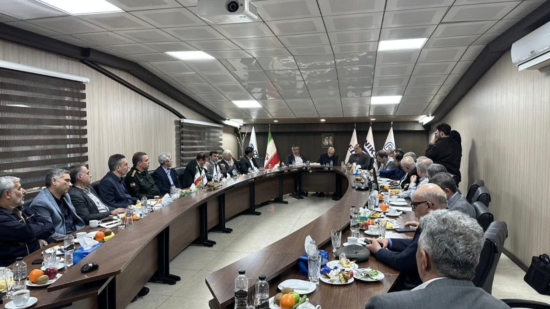 نشست هم‌اندیشی استاندار مرکزی با جمعی از صاحبان صنایع ساوه