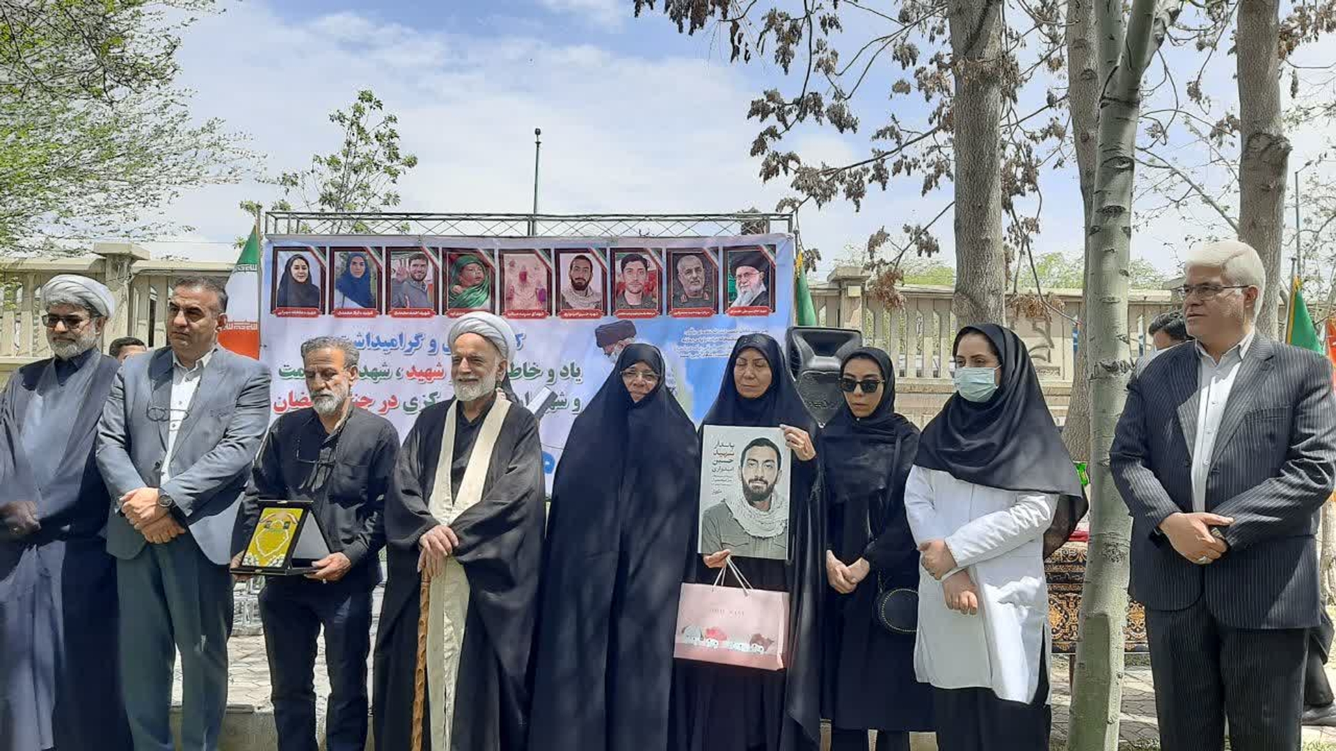 برگزاری آیین کاشت نهال به یاد شهدای جنگ رمضان در بیمارستان آیت الله خوانساری
✍️آیین کاشت نهال و گرامیداشت یاد و خاطره رهبر شهید، شهدای سلامت و شهدای استان مرکزی در جنگ رمضان، در مرکز آموزشی درمانی آیت‌الله خوانساری اراک برگزار شد.