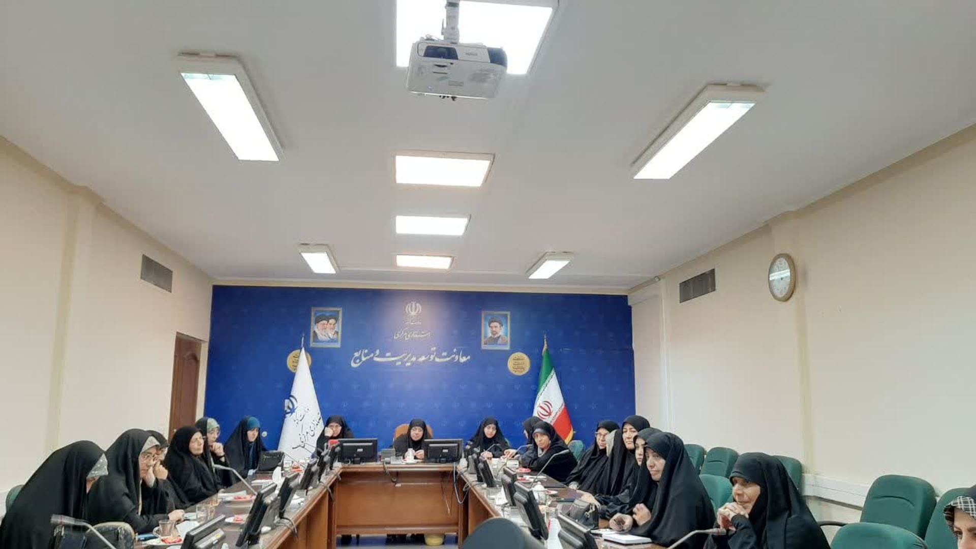 جلسه ستاد پشتیبانی بانوان مرکزی از دفاع مقدس ومقاومت به ریاست مفتح زاده مدیرکل امورزنان وخانواده استانداری مرکزی