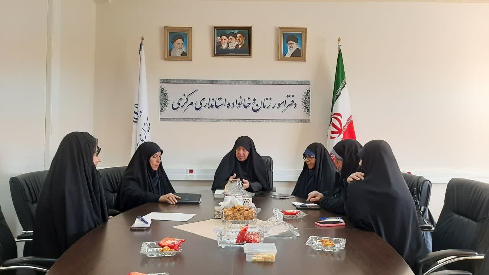 نجمین جلسه کمیته رسانه واطلاع رسانی ستاد پشتیبانی بانوان از دفاع مقدس ومقاومت به ریاست مفتح زاده مدیرکل امور زنان وخانواده استانداری تشکیل شد و طی این‌جلسه برنامه ریزی برای نحوه فعالیت این کمیته با تاکید برنقش این کمیته در نحوه فعالیت در فضای مجازی واطلاع رسانی اخبار جنگ تحمیلی مورد بحث وتبادل نظر قرار گرفت .

یکشنبه ۶ اردیبهشت ۱۴۰۵