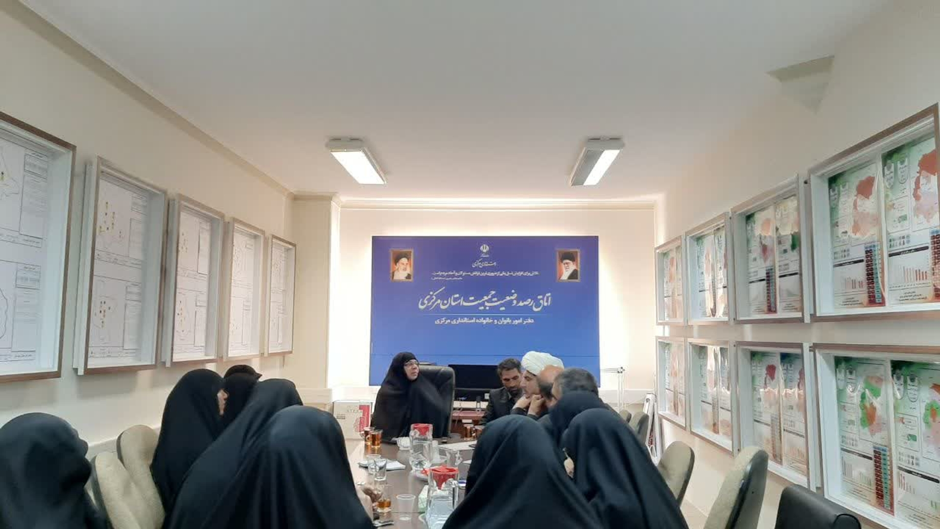 جلسه ستادمردمی جمعیت به ریاست مفتح زاده مدیرکل امورزنان  وخانواده استانداری وباحضور اعضای ستاد بامحوریت بررسی نقاط ضعف وقوت ستادمردمی برای بازنگری و پربارترشدن فعالیت آن درمحل اطاق رصد وضعیت جمعیت استان برگزارشد.
درابتدای جلسه ، اعضای ستاد از نمودارهای ۲۵ شاخص جمعیتی استان واقع در اطاق وضعیت جمعیت که سال گذشته بروز رسانی شده است بازدید کردند. 

یکشنبه ۱۴ اردیبهشت 1405