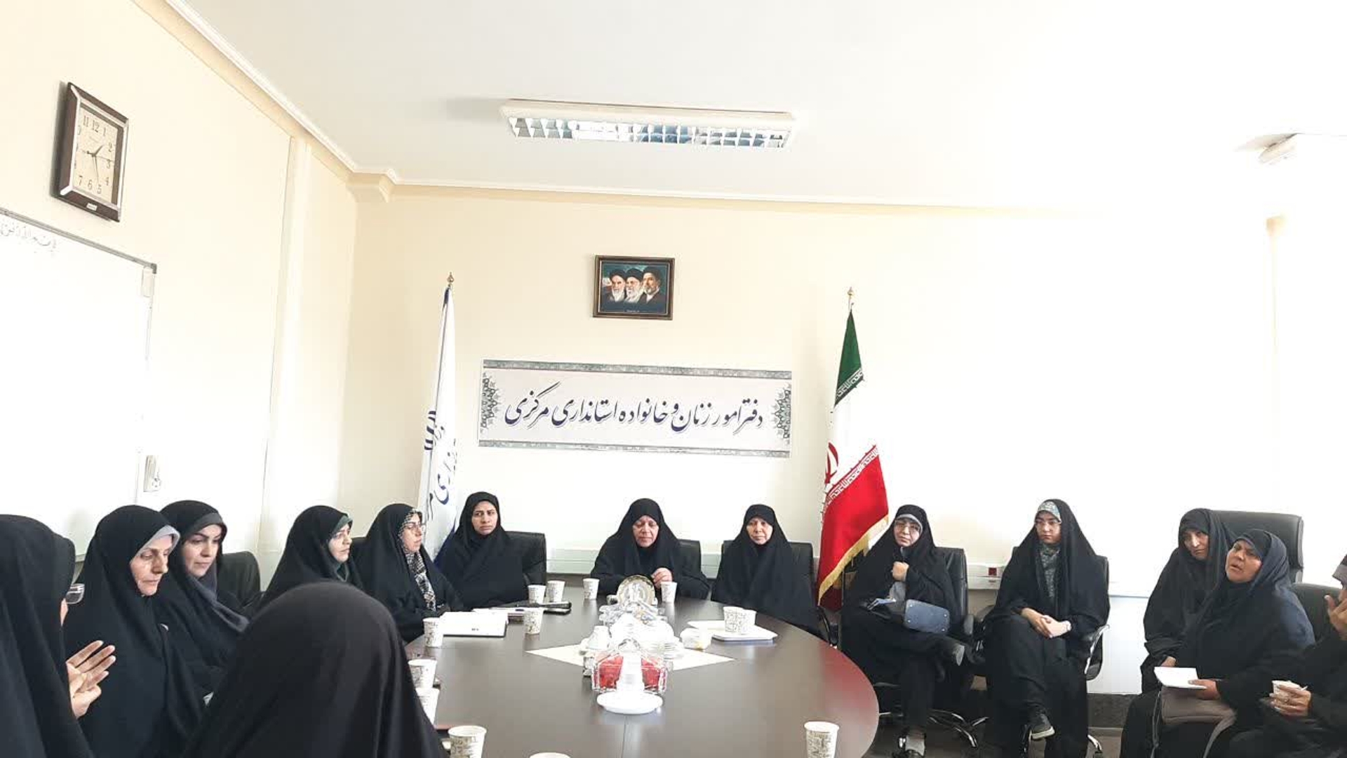 جلسه هسته مرکزی ستاد پشتیبانی بانوان مرکزی از دفاع مقدس ومقاومت با حضور هیئت رئیسه ومسئولین کمیته های هشتگانه به ریاست مفتح زاده مدیر کل امور زنان وخانواده استانداری برگزار شد .