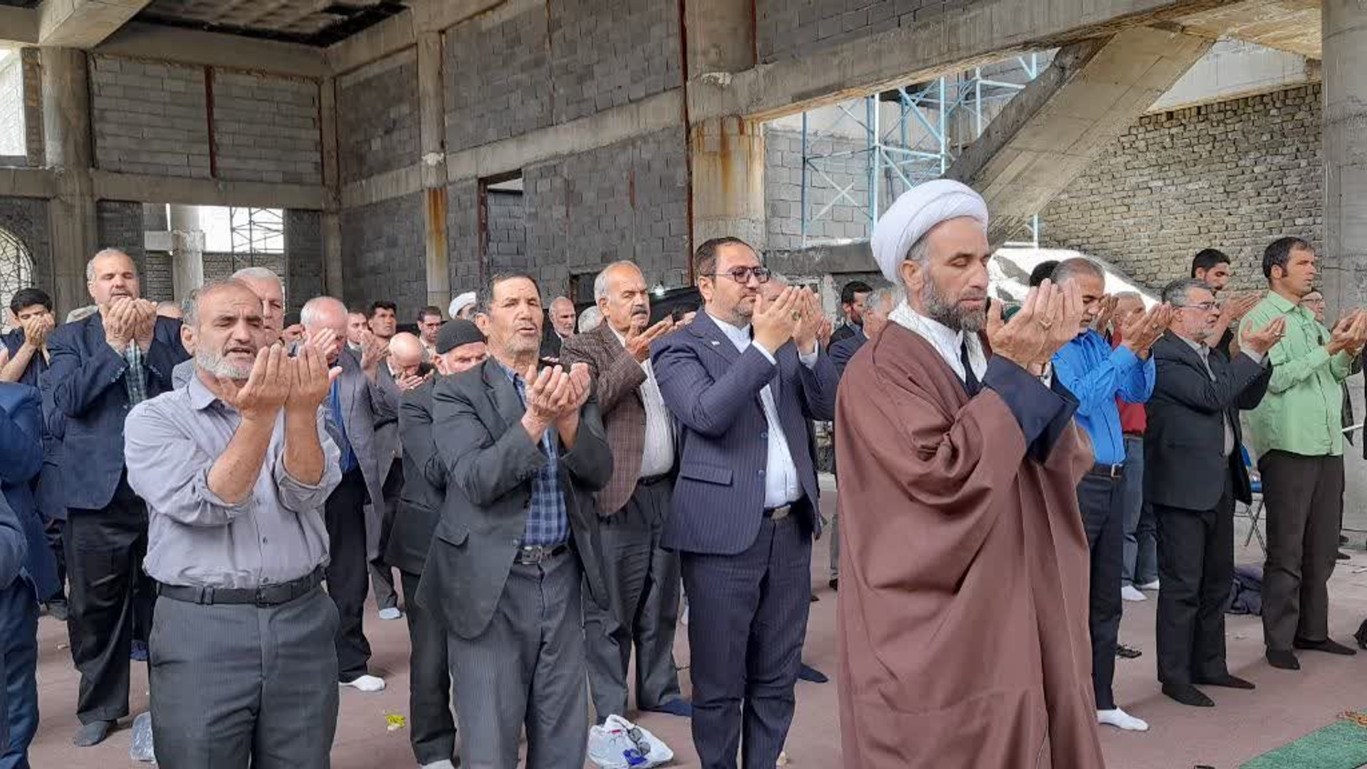 برگزاری نماز جمعه شهر خنداب با حضور فرماندار در جمع مومنین نمازگزار
