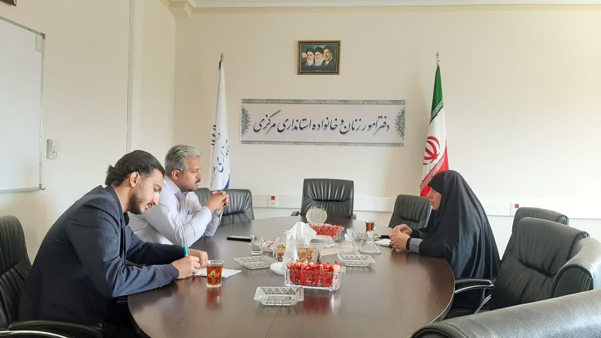 دیدار فراهانی معاون آموزش سپاه پاسداران بامفتح زاده مدیرکل امور زنان وخانواده در راستای توسعه همکاری‌های علمی و پژوهشی و با هدف تقویت بسترهای تحقیقاتی.
در این نشست، طرفین بر اهمیت بهره‌گیری از ظرفیت‌های علمی، آموزشی و پژوهشی در جهت پیشبرد پروژه‌های تحقیقاتی تأکید کردند و راهکارهای گسترش همکاری‌های مشترک در حوزه مطالعات تخصصی، آموزش‌های هدفمند و پشتیبانی از طرح‌های پژوهشی مورد بررسی قرار گرفت.


🗓شنبه ۲۶ اردیبهشت ۱۴۰۵