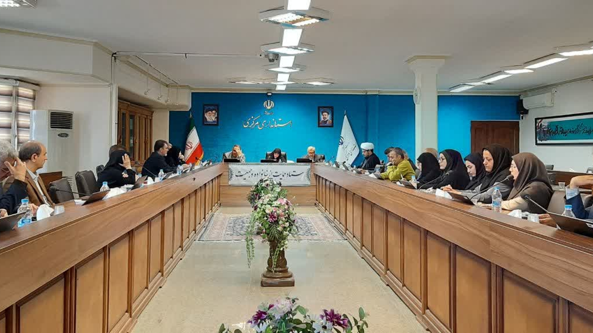 سی ویکمین جلسه ستادحمایت از خانواده وجوانی جمعیت استان به ریاست میرزایی معاون توسعه مدیریت ومنابع استانداری باحضور مفتح زاده مدیرکل امور زنان وخانواده و دبیرستادجمعیت استان، باقری مدیرکل دفتراجتماعی استان، نظری رئیس علوم پزشکی استان وسایراعضای ستاد هم زمان باهمایش روزملی جمعیت که به صورت وبیناری از طرف دبیرخانه ستادملی جمعیت کشور تشکیل شده بود، برگزارشد