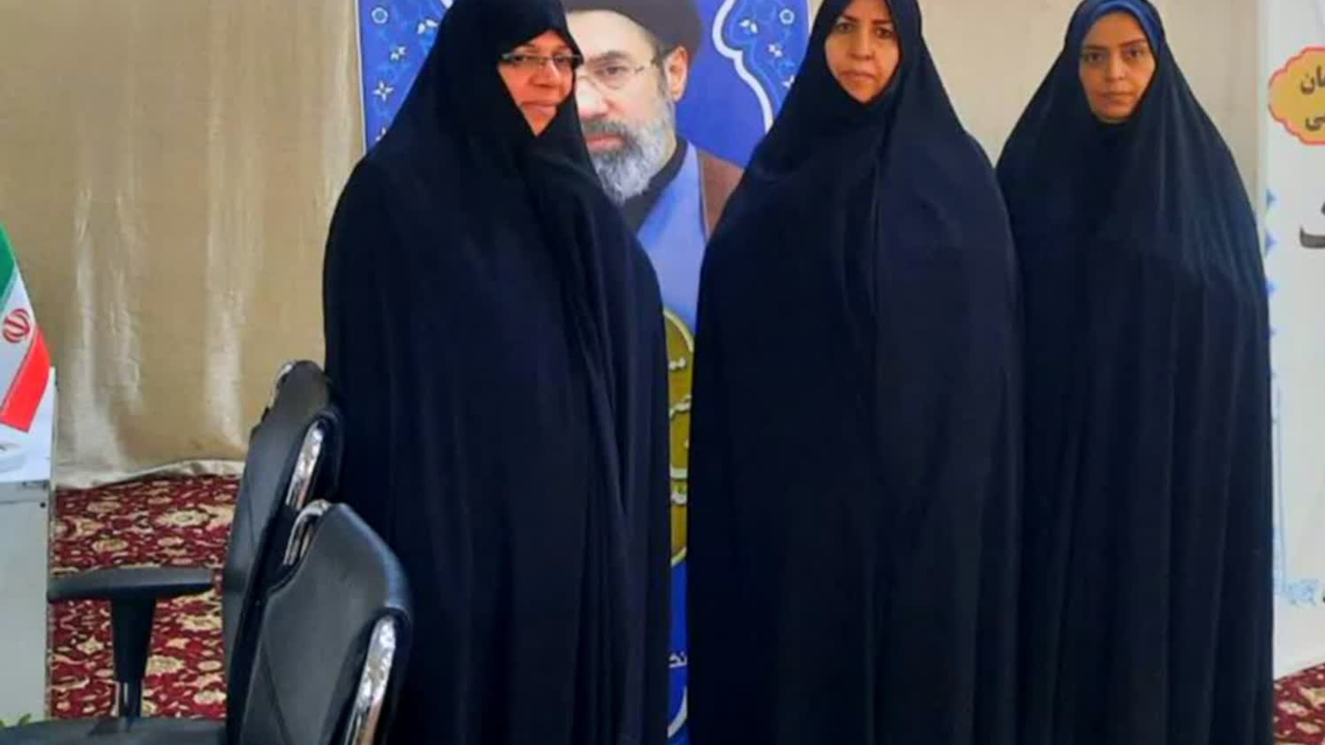 برپایی میز خدمت اداره کل بهزیستی استان باراهبری اداره کل امور زنان وخانواده استانداری (دبیرخانه ستاد جمعیت استان ) به مناسبت گرامیداشت هفته و روز ملی جمعیت وباحضور مفتح زاده مدیرکل امور زنان وخانواده استانداری در مصلی بیت المقدس اراک 
🗓جمعه ۱ خرداد ۱۴۰۵