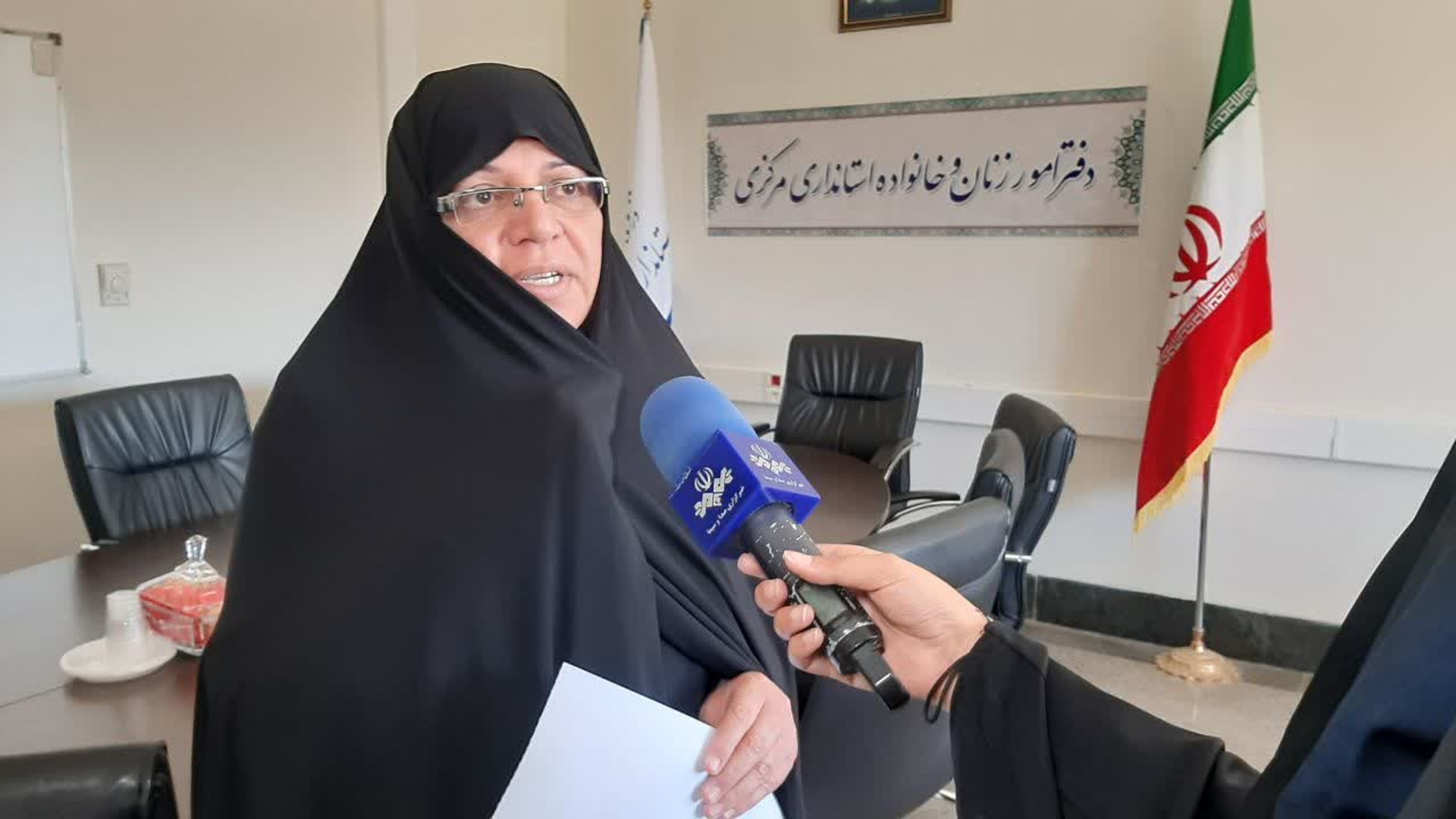 به مناسبت هفته ملی جمعیت، مفتح‌زاده، مدیرکل امور زنان و خانواده استانداری مرکزی، در گفت‌وگویی تلویزیونی با اشاره به اهمیت سیاست‌های حمایت از خانواده و فرزندآوری، گفت: یکی از نیازهای اساسی مادران شاغل، دسترسی به مهدکودک‌های ایمن، استاندارد و در دسترس است تا بتوانند با آرامش بیشتری نقش مادری و مسئولیت‌های شغلی خود را همزمان مدیریت کنند.