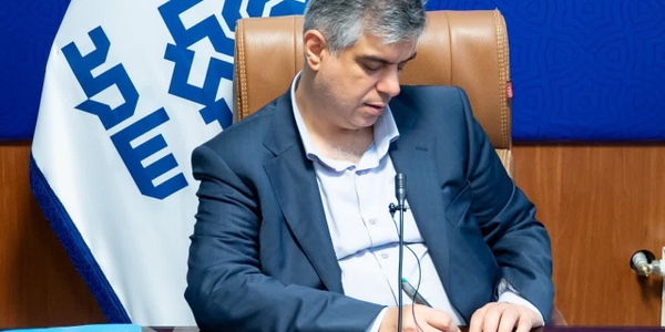 🔻جلسه ۲ پاسخگویی سامد استاندار مرکزی در سال ۱۴۰۴ برگزار شد.

🔹جلسه ۲ پاسخگویی سامد استاندار مرکزی  در سال ۱۴۰۴ توسط دکتر مهدی زندیه وکیلی، استاندار در محل سالن جلسات شهید محلاتی برگزار و پاسخ تلفنی شهروندان استان مرکزی بودند.

🔹 در این جلسه علیرضا ملک جانی سرپرست دفتر مدیریت عملکرد،بازرسی،امورحقوقی و ارتباطات مردمی استانداری مرکزی، استاندار مرکزی را همراهی می‌کرد.