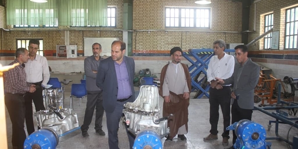 فرماندار و امام جمعه خمین از مرکز آموزش فنی و حرفه ای برادران خمین بازدید کردند