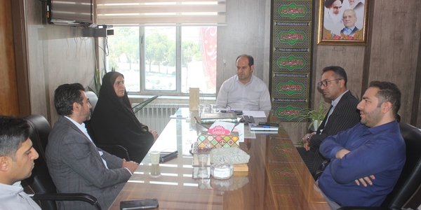 نشست بررسی و امکان سنجی احداث گلخانه صنعتی و مزرعه خورشیدی در روستای رباط مراد شهرستان خمین برگزار شد