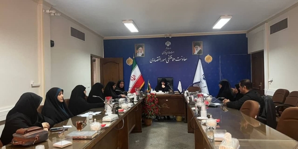 هفتمین جلسه کمیته بانوان وجوانان ستاداربعین  به ریاست مفتح زاده مدیرکل امور زنان وخانواده استانداری تشکیل شد.در این جلسه ضمن پیگیری مصوبات جلسه قبل براجرای برنامه های فرهنگی،آموزشی،بهداشتی،... تدوین شده توسط اعضای کمیته وبا پشتیبانی دستگاه هاونهادهای های مربوطه از موکب ها تاکیدشد.طبق گزارش مدیران موکب ها،کارخدمات رسانی به زائرین ازامروز آغاز شده است.