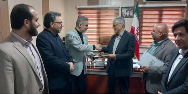 تجلیل از سرپرست فرمانداری زرندیه با اهدا لوح سپاس از سوی مدیرکل اطلاعات استان مرکزی