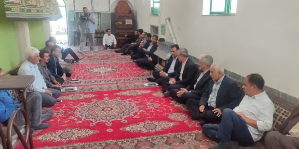 مهدی احمدی در نشست با مردم آزادگین بر رفع مشکلات آب شرب و تداخل اراضی تأکید کرد