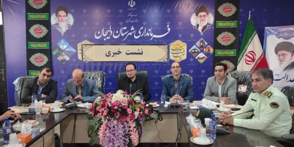 جلسه نشست با خبرنگاران 
روز یکشنبه مورخ ۱۴۰۴/۰۵/۱۹

به مناسبت روز خبرنگار مهندس گلشن سرپرست فرمانداری عصر یکشنبه مورخ ۱۴۰۴/۰۵/۱۹  با خبرنگاران شهرستان نشست صمیمی برگزار کردند.
 درابتدای نشست خبرنگاران حوزه‌های خبری بیاناتی را در خصوص مسائل مختلف ایراد نمودند و دغدغه ها و مشکلات خود را بیان کردند.
در پایان مهندس گلشن ضمن عرض تبریک به مناسبت روز خبرنگار ،خبرنگاران را بازوی اصلی دولت در ارسال خبر دانستند و خبرنگاران را به عنوان صدای بی صدایان عنوان کردند که می بایستی در ارسال خبر،صادق،بی طرف و شجاعت داشته باشند و اگر نتوانند اخبار رابه درستی اعلام کنند بستر را برای ایجاد شایعات و اکاذیب فراهم می‌کنند. 
در ادامه مهندس گلشن از خبرنگاران برتر که بیشترین تعامل و همکاری را با  ادارات در اطلاع رسانی خبرها داشتند با لوح و هدیه تقدیر نمودند.