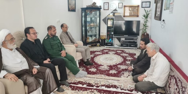 💠دیدار و دلجویی مسولین شهرستان دلیجان با خانواده شهید والامقام "مصطفی حصاری"از شهدای مدافع حرم شهرستان دلیجان

📌 روز شنبه ۱۸ مرداد ماه ۱۴۰۴ ، بمناسبت گرامیداشت شهدای مدافع حرم و اجرای طرح سپاس به اتفاق امام جمعه شهر دلیجان، فرماندار شهرستان دلیجان ، فرماندهی مقاومت بسیج شهرستان دلیجان ، کارشناس فرمانداری و رئیس و کارکنان بنیاد شهید و امور ایثارگران با خانواده شهید والامقام مصطفی حصاری دیدار و از صبر و استقامت این عزیزان تجلیل نمودند. 
------------------------------------------------------
📌گفتنی است ؛ شهید مصطفی حصاری هشتم مرداد 1374  در شهرستان دلیجان متولد شد.
 در سن 19 سالگی از طریق ثبت نام در بسیج فاطمیون به سوریه اعزام شد و در دو عملیات شرکت کرد و در 21 فروردین 1395 در حین اجرای ماموریت ویژه درمنطقه خان طومان، بر اثر اصابت پرتابه های جنگی به بدن و جراحات وارده به فیض شهادت نائل گردید .