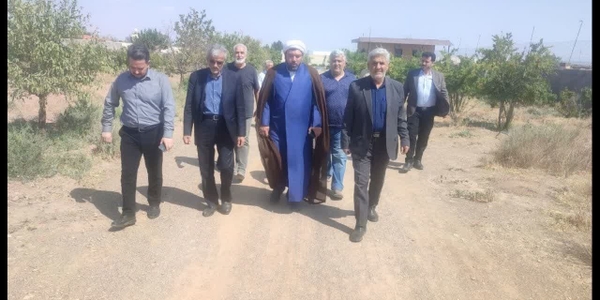 نماینده مجلس و فرماندار زرندیه از مجتمع پرورش شترمرغ بازدید کردند