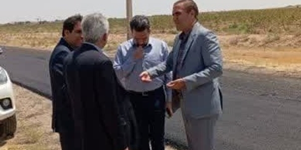 بازدید سرپرست فرمانداری زرندیه از پروژه آسفالت جاده رحمت‌آباد