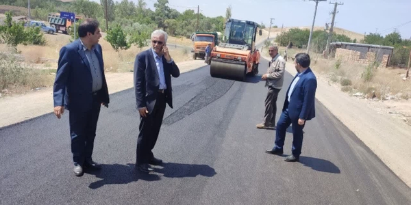 بازدید سرپرست فرمانداری زرندیه از پروژه آسفالت ورودی روستای دوزج