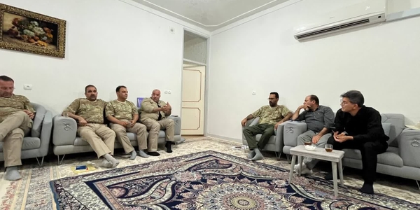 شست صمیمی مدیر کل پدافند غیرعامل و رئیس ستاد اربعین استان در مقر مهران با مدیر کل پدافند غیر عامل استان ایلام و مسئول پایانه مرزی در ستاد اربعین استان ایلام و همچنین مشاور استاندار در ستاد اربعین مهران