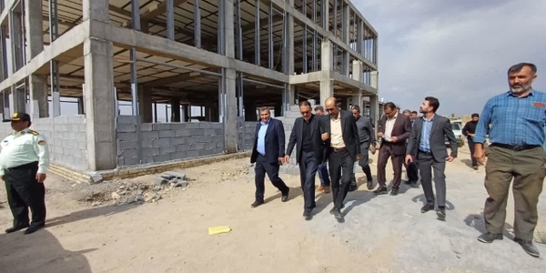 🔻بازدید دکتر مددی فرماندار شهرستان کمیجان و دکتر ابراهیمی نماینده مردم در مجلس شورای اسلامی از پروژه در حال احداث هنرستان خیرساز «آیلین آدم‌پیرا» در شهر میلاجرد