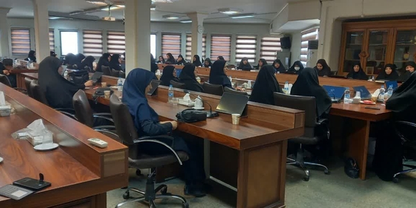 در راستای اجرای طرح "قرار"، با هدف ترمیم روانی،  تقویت همبستگی اجتماعی و ارتقای حس امنیت،" نشست تبیینی"به ریاست مفتح زاده  مدیر کل امور زنان و خانواده  ، با سخنرانی یکی از اساتید توانمندحوزه امنیت ملی و باحضور مشاورین امور بانوان دستگاههای اجرایی ، بانوان شاغل استانداری و فرمانداری اراک ،صاحب نظران فرهنگی و اجتماعی و اعضای هیات اندیشه ورز بانوان استان در محل استانداری برگزار شد .