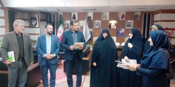 نشست تجلیل از فعالان و کنشگران حوزه جمعیت با حضور مفتح زاده مدیر کل امور زنان وخانواده استانداری و وروانی فراهانی سرپرست فرمانداری شهرستان شازند،  قاسمی،سرپرست معاونت سیاسی، امنیتی و اجتماعی فرمانداری  برگزار شد.