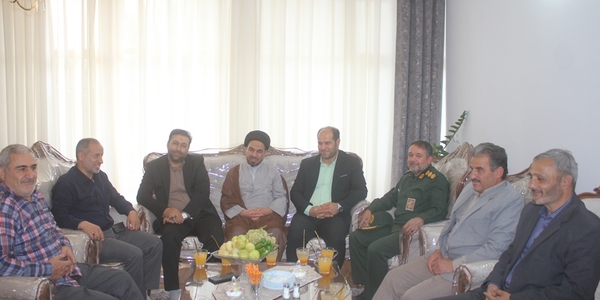 فرماندار و تعدادی از مسئولان شهرستان با جانباز سرافراز علی حمزه لو در خمین دیدار کردند