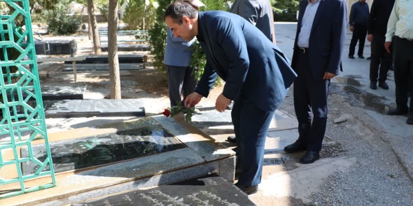 💢 در آغاز هفته دولت ادای احترام عبدالرضا حاجی علی بیگی فرماندار شهرستان اراک و دیگر مسئولین به مقام شامخ شهدای روستای خیرآباد