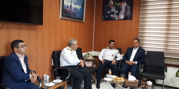 سرهنگ پور شمس ، رئيس پلیس راهور استان مرکزی به همراه سرهنگ اروجلو  فرمانده پلیس راهور شهرستان اراک با عبدالرضا حاجی علی بیگی فرماندار  شهرستان  اراک و جمشیدی معاون هماهنگی امور عمرانی فرمانداری در دفتر فرماندار دیدار و گفتگو کردند
